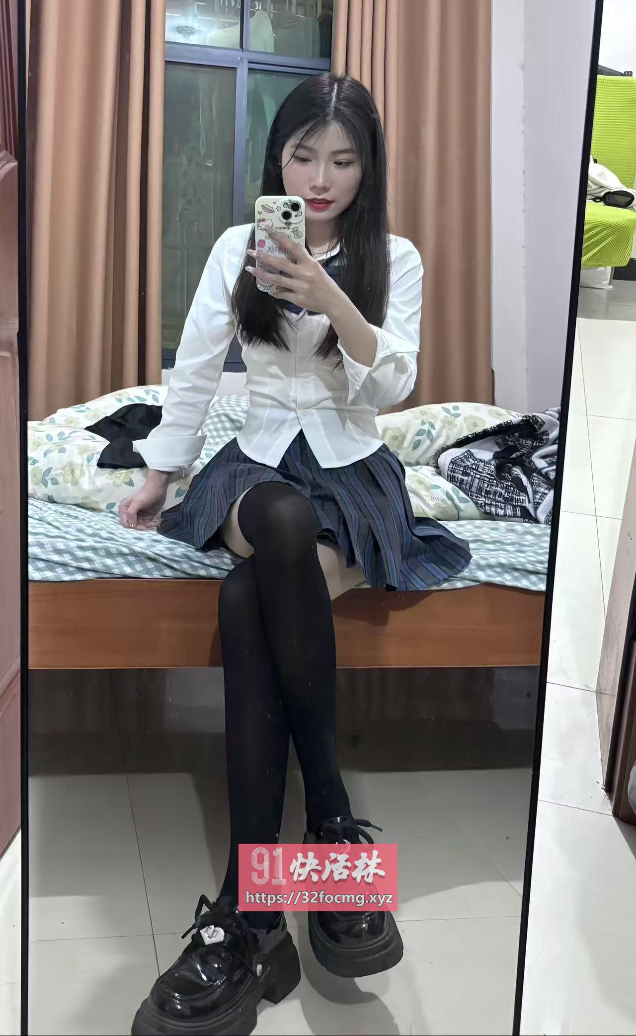 世纪公园，制服嫩妹够骚身材好
