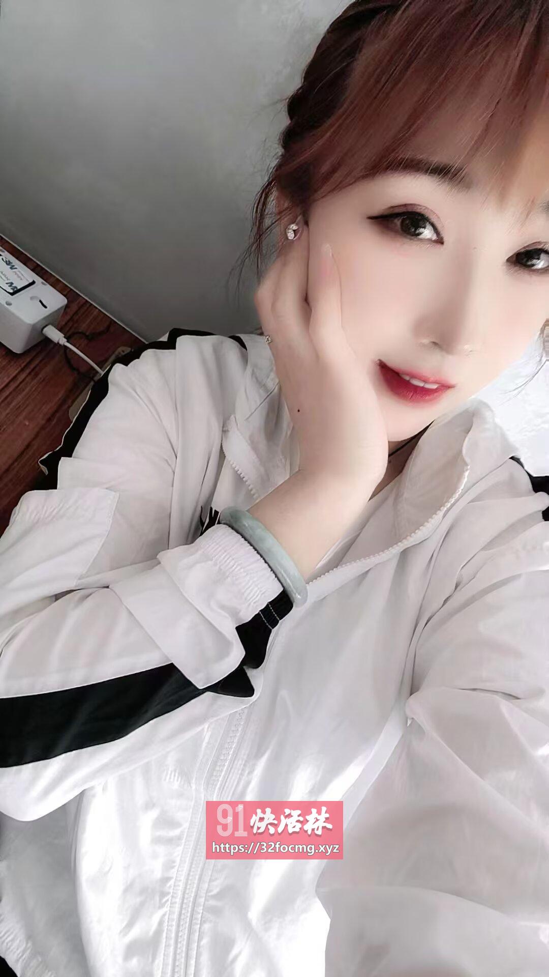 又白又嫩的小姐姐