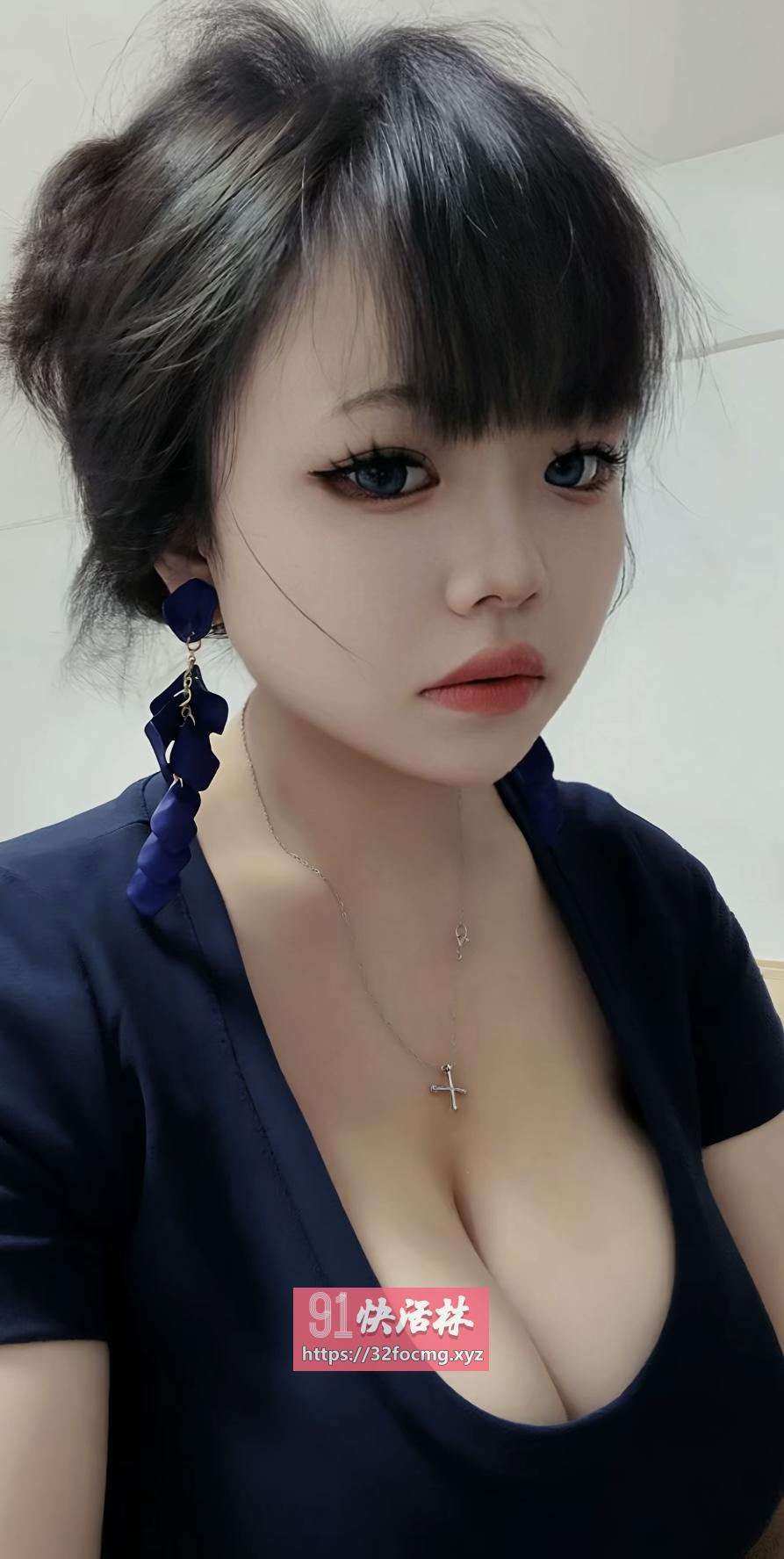 大胸萌妹子