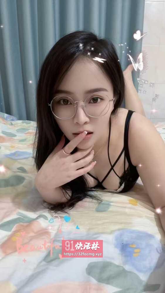 甜美妖娆眼镜少妇文静