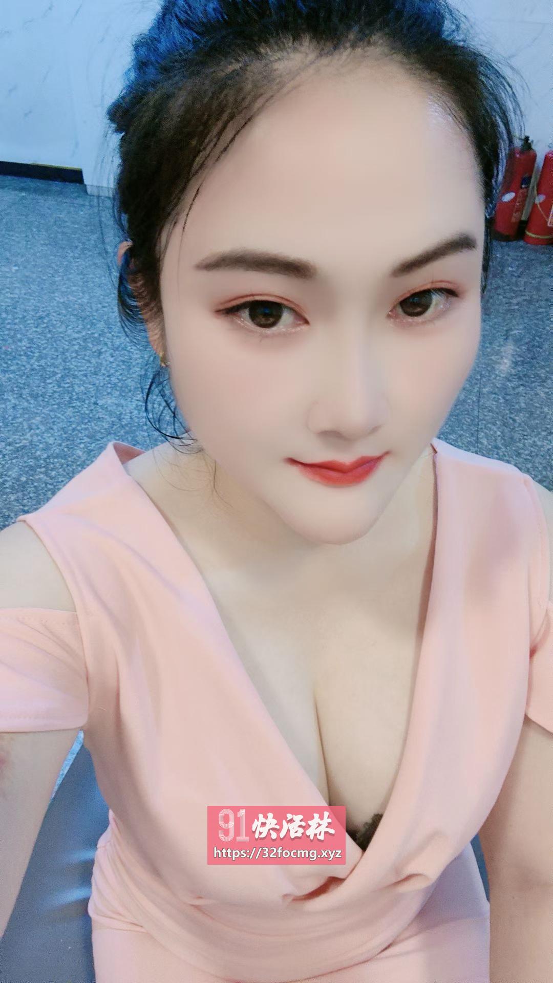 风韵犹存的熟女少妇