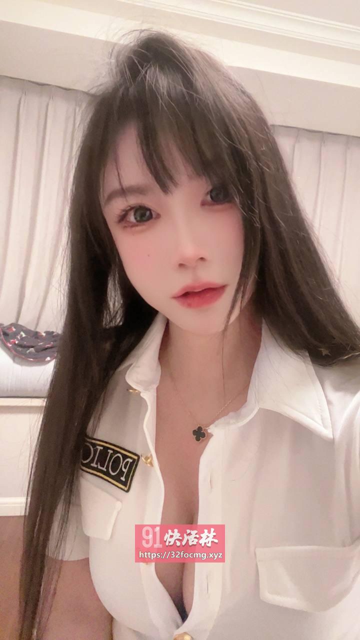 粉嫩大胸花式服务小骚妹