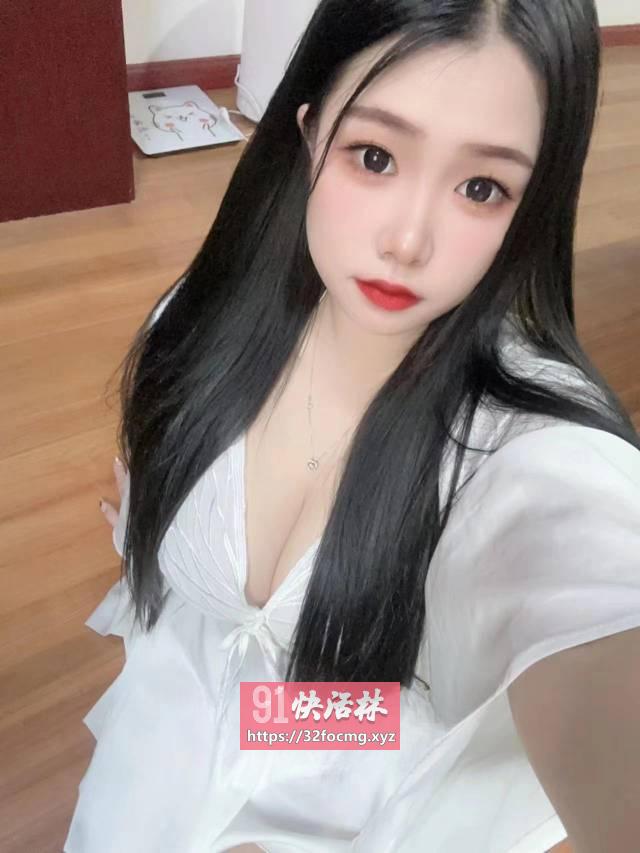 高颜值肤嫩多水小妹