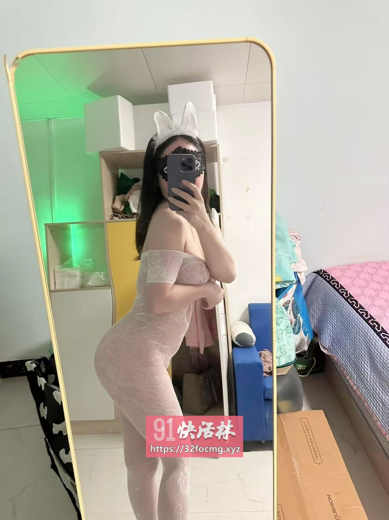 黑丝蜜桃臀小静