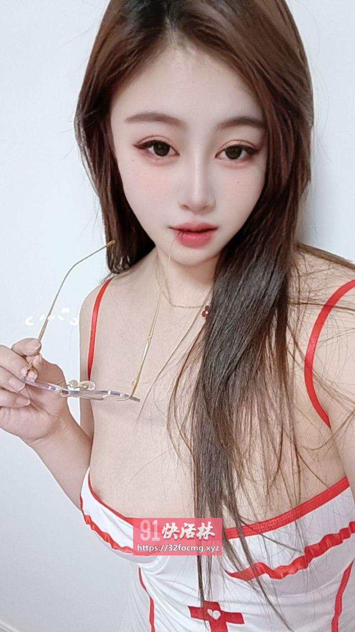 大胸御姐嫩妹