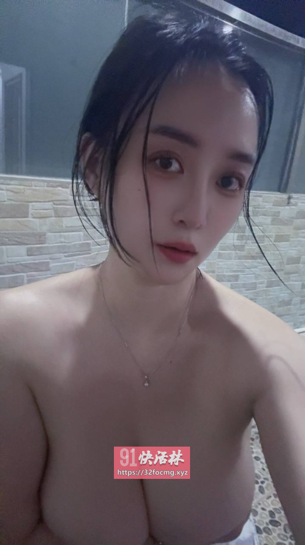 性格甜美身材丰满的小姐姐