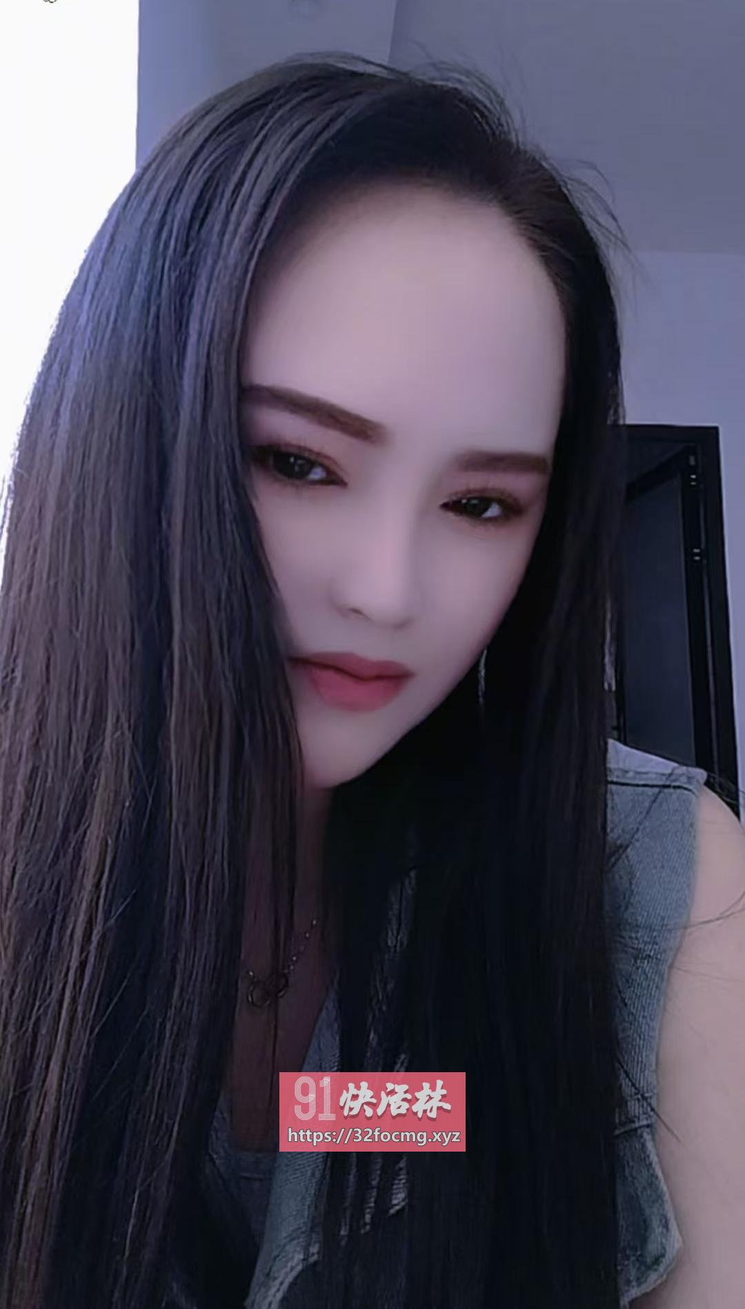 返食大胸妹子