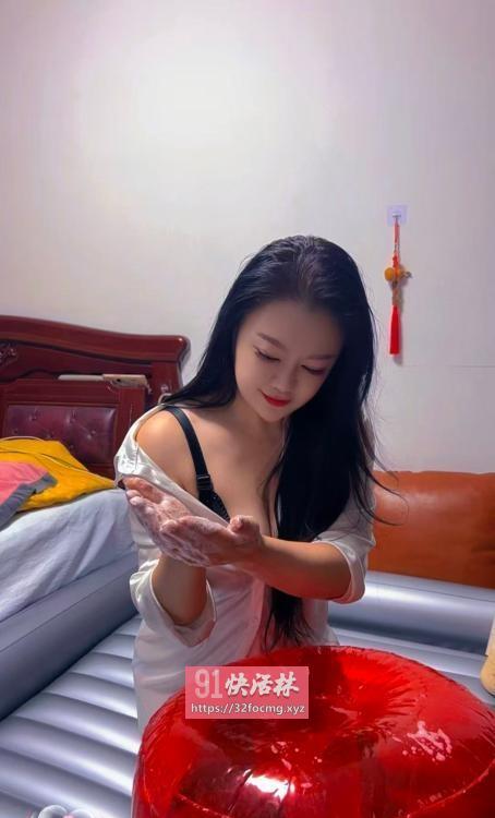 态度很好，服务一站式到位，就是胸不大 身材偏瘦一点