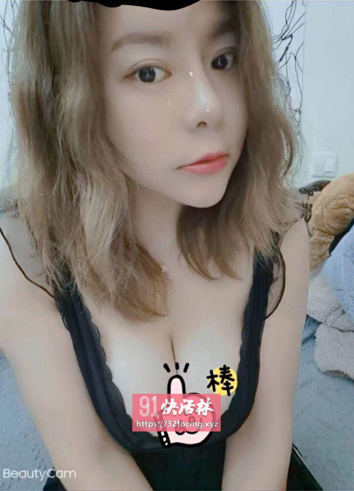 胸有大又白的少妇一枚 算得上是一个小极品了
