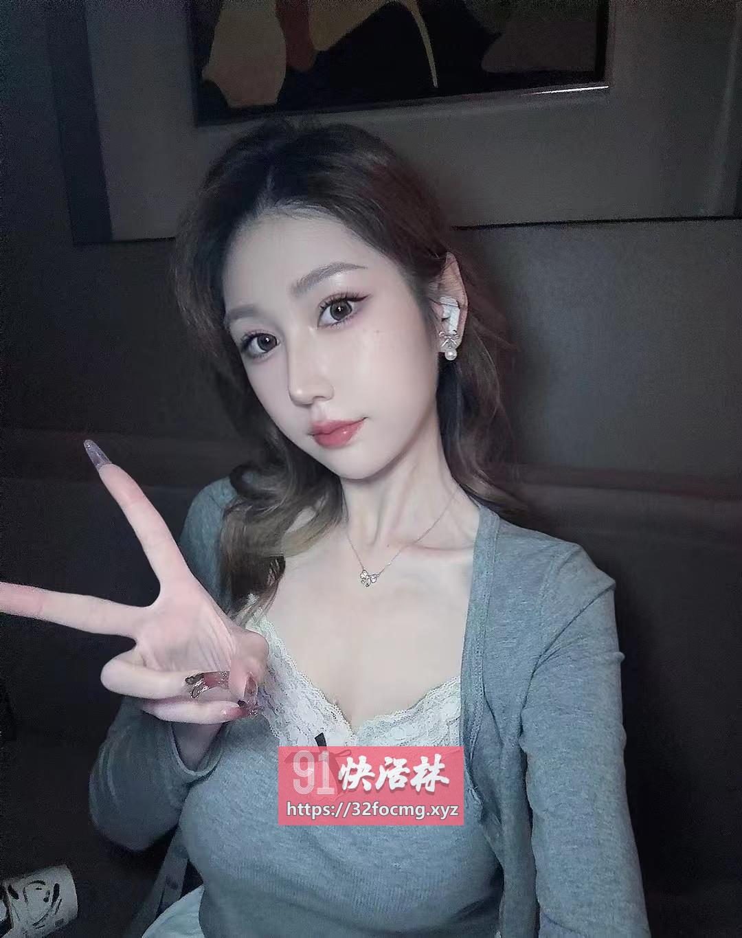 热情似火的蜜桃臀奶妮