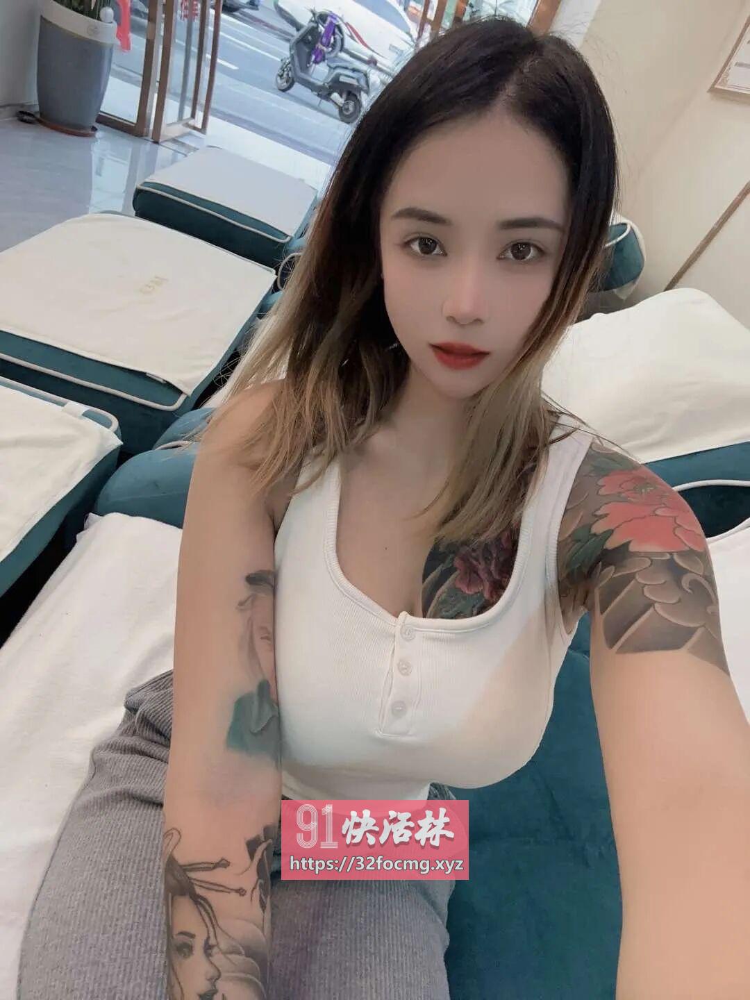 E罩大奶丫头小诺