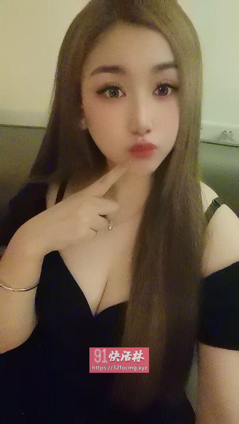 白云开心 胸大
