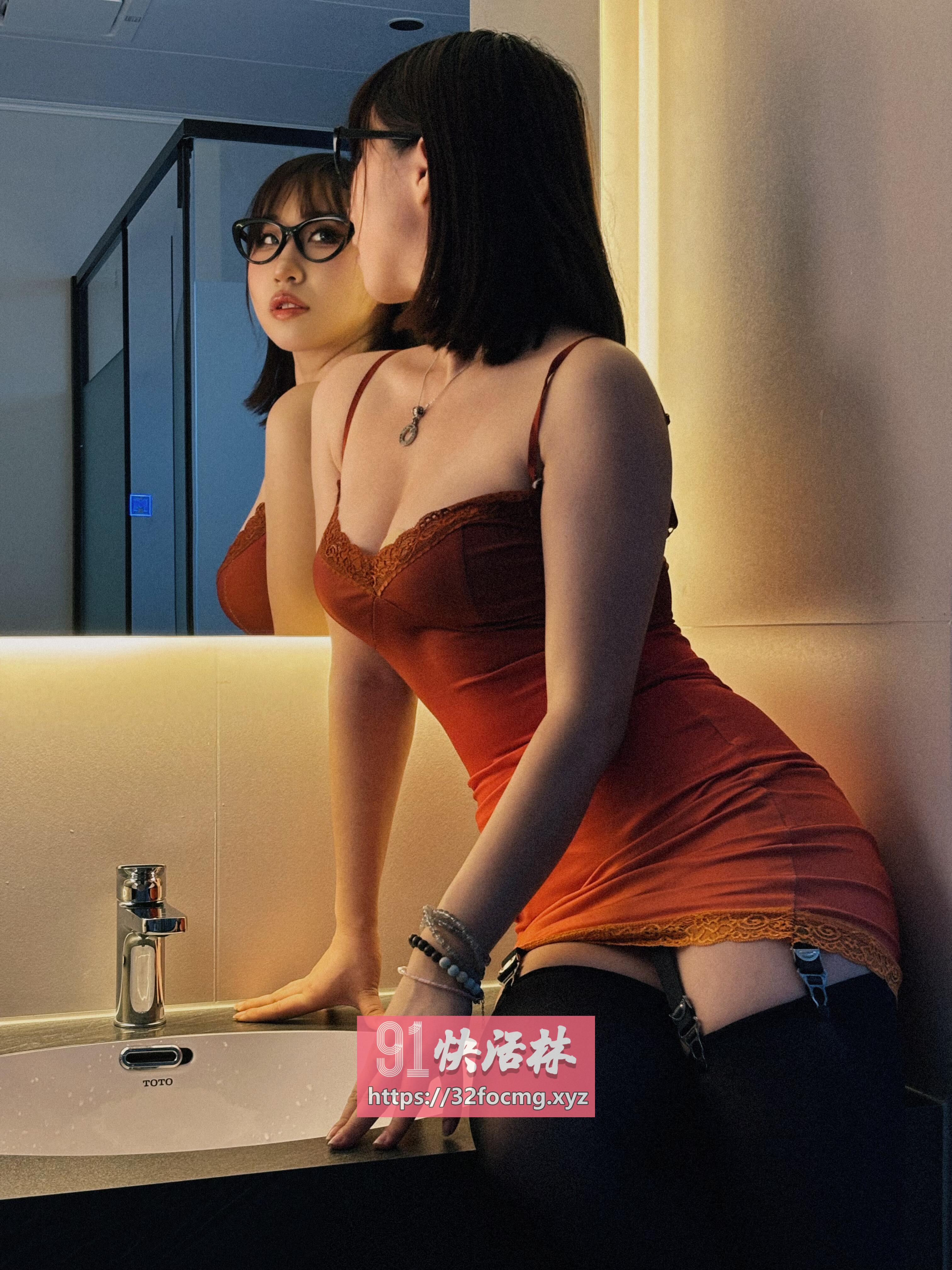 粉嫩多汁逼紧致小骚逼  可外出