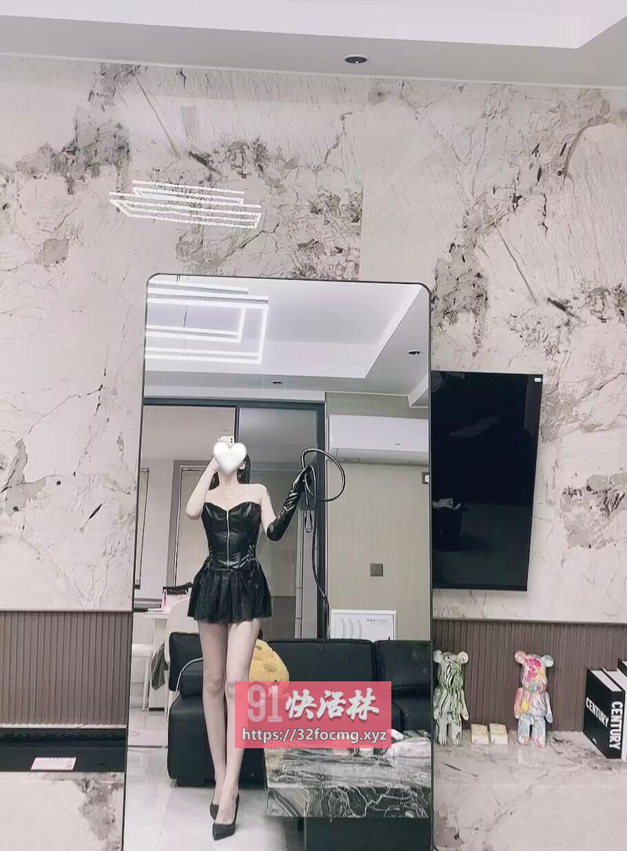 制服美女皮鞭调情