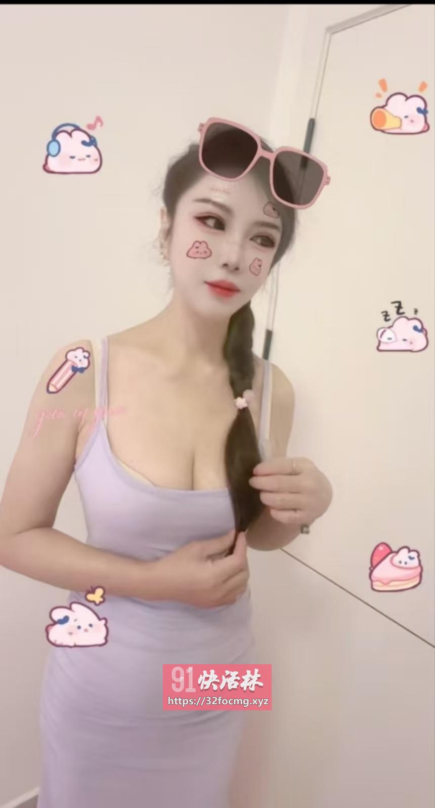 胸大圆挺兼职嫩妹