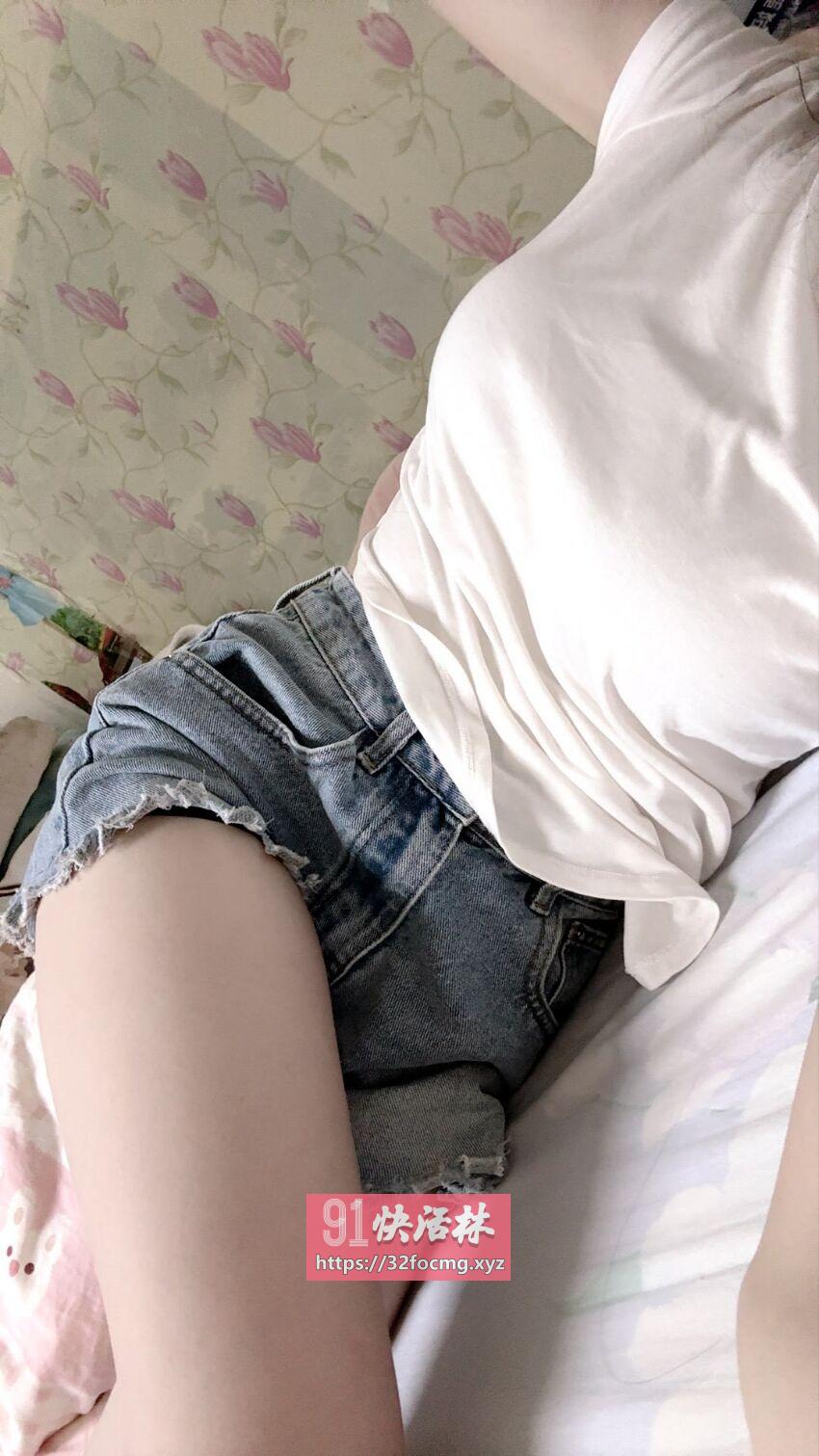大胸皮肤白嫩小姐姐晨曦