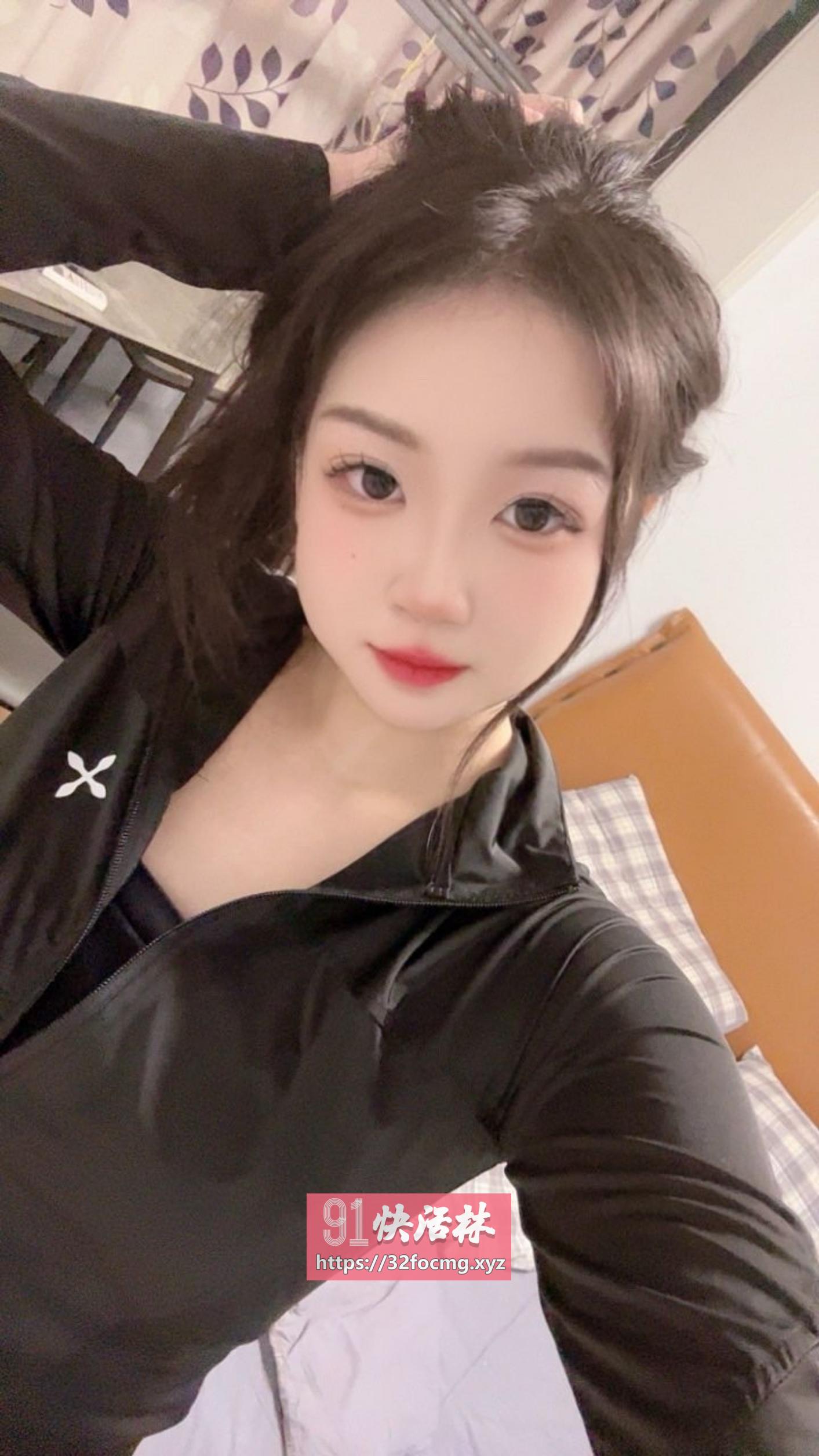 外表甜美的小骚货