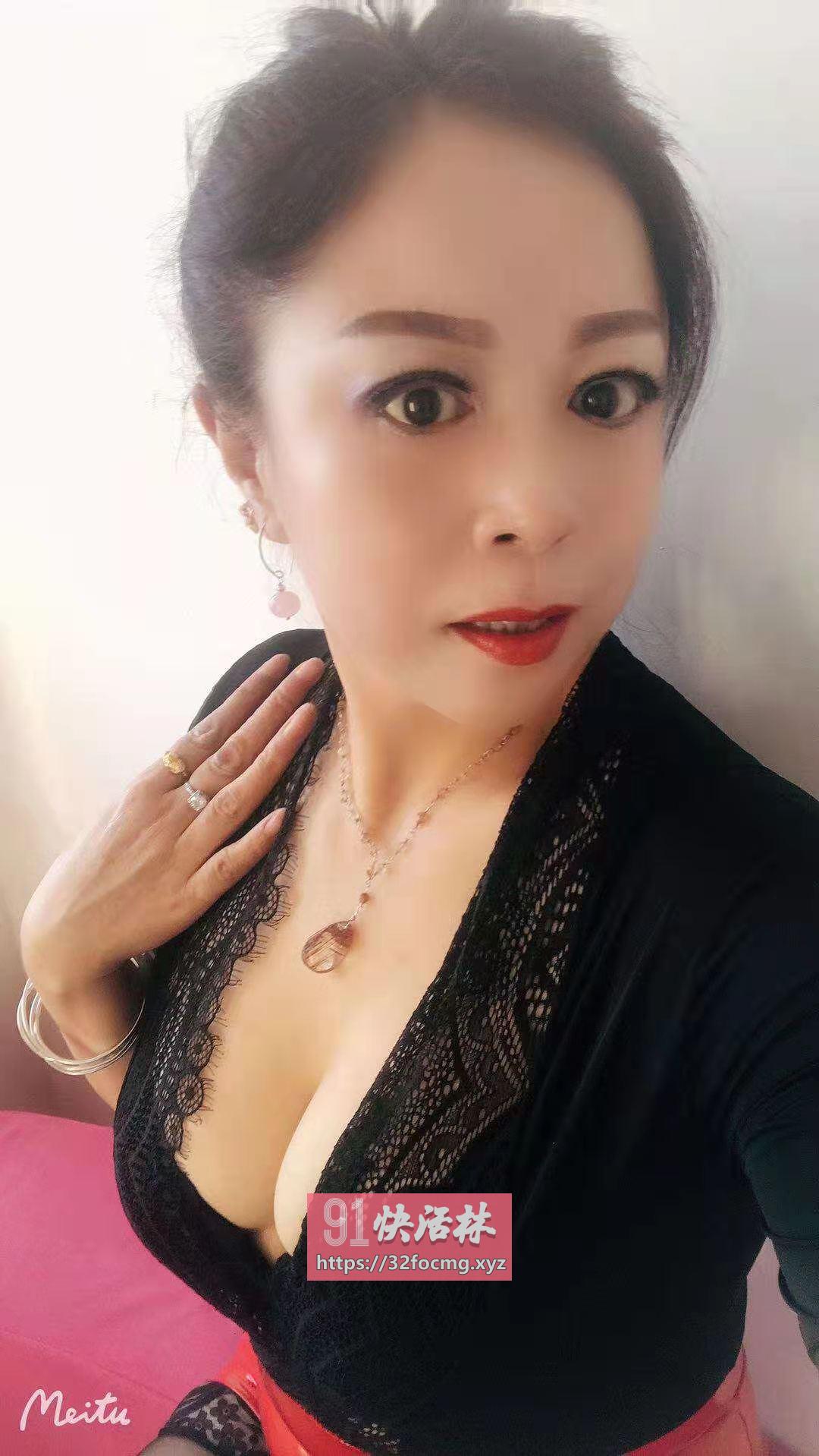 大胸长腿兼职轻熟妇，超值服务强烈推荐