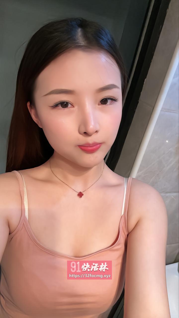 妹子甜甜的笑容和好身材