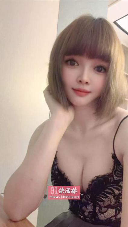 分享粉嫩白虎美眉