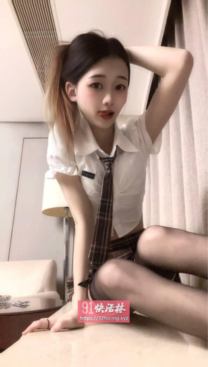 紧致妹子摇摆的肥臀