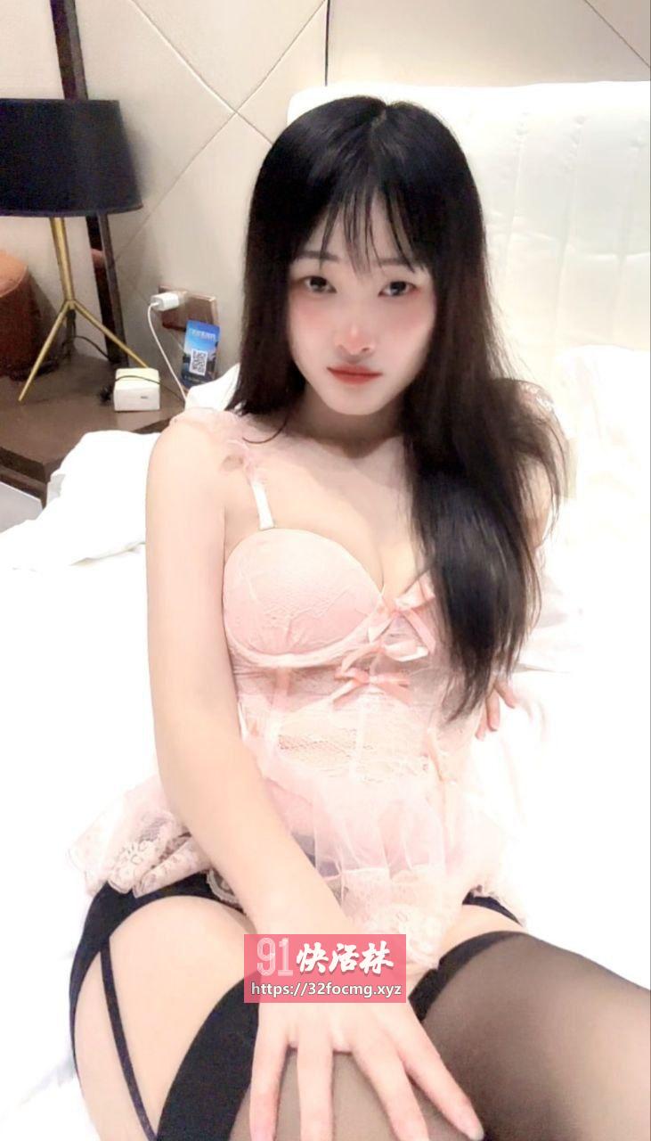 清纯兼职零零后小姐姐