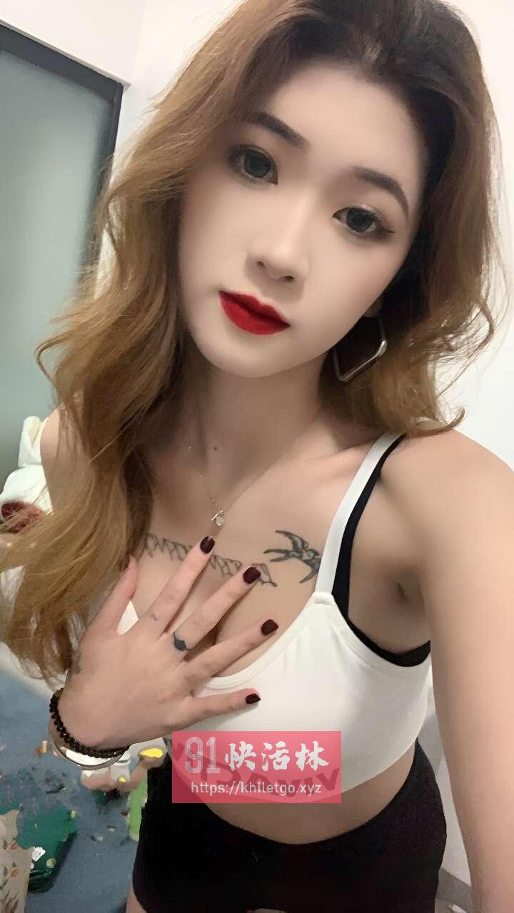 大波浪红唇少妇
