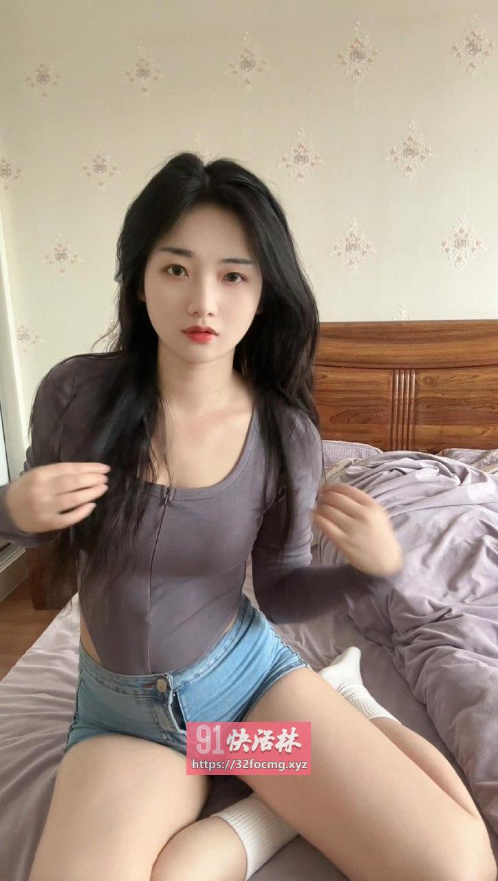 年轻微胖大胸妹
