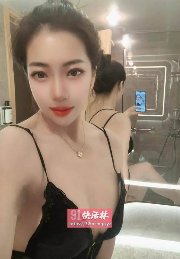 湿吻毒龙苗条小姐姐