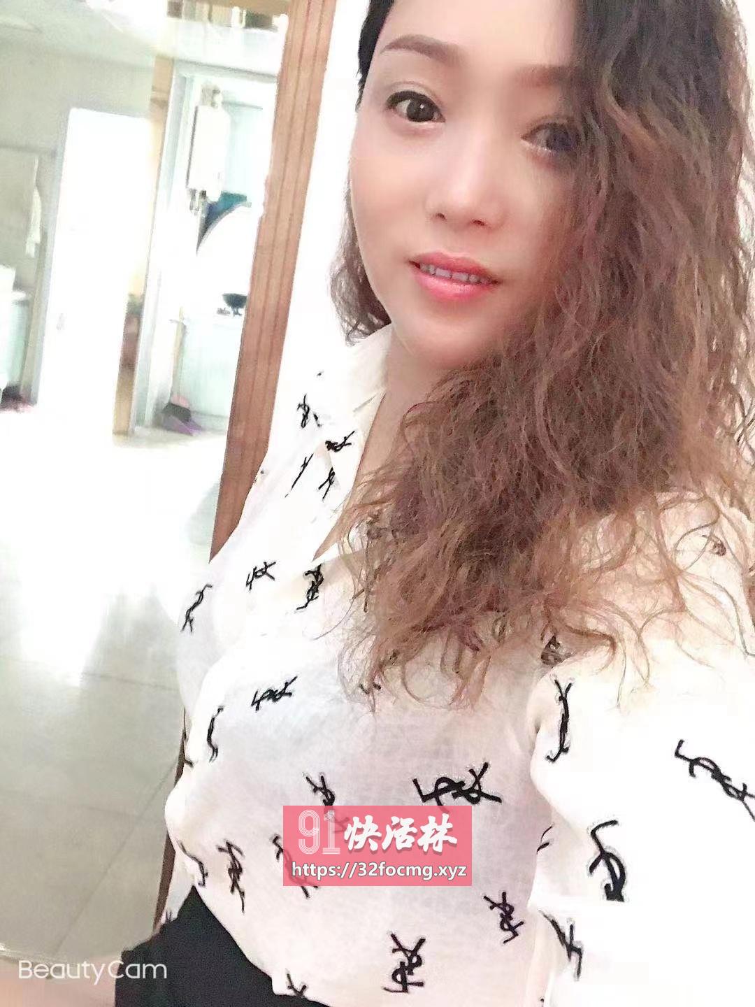 无小肚腩少妇