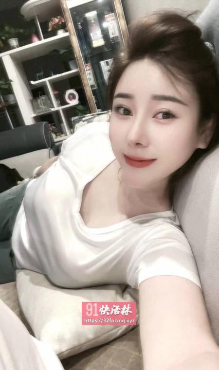 身材火辣的丝袜紧妹子