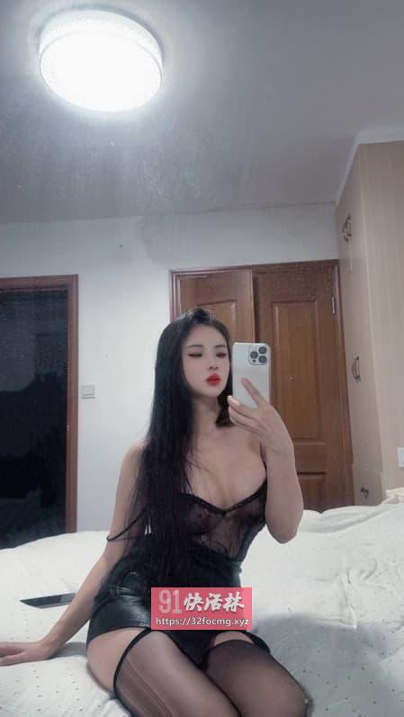 大胸嫩妹刺她相当过瘾