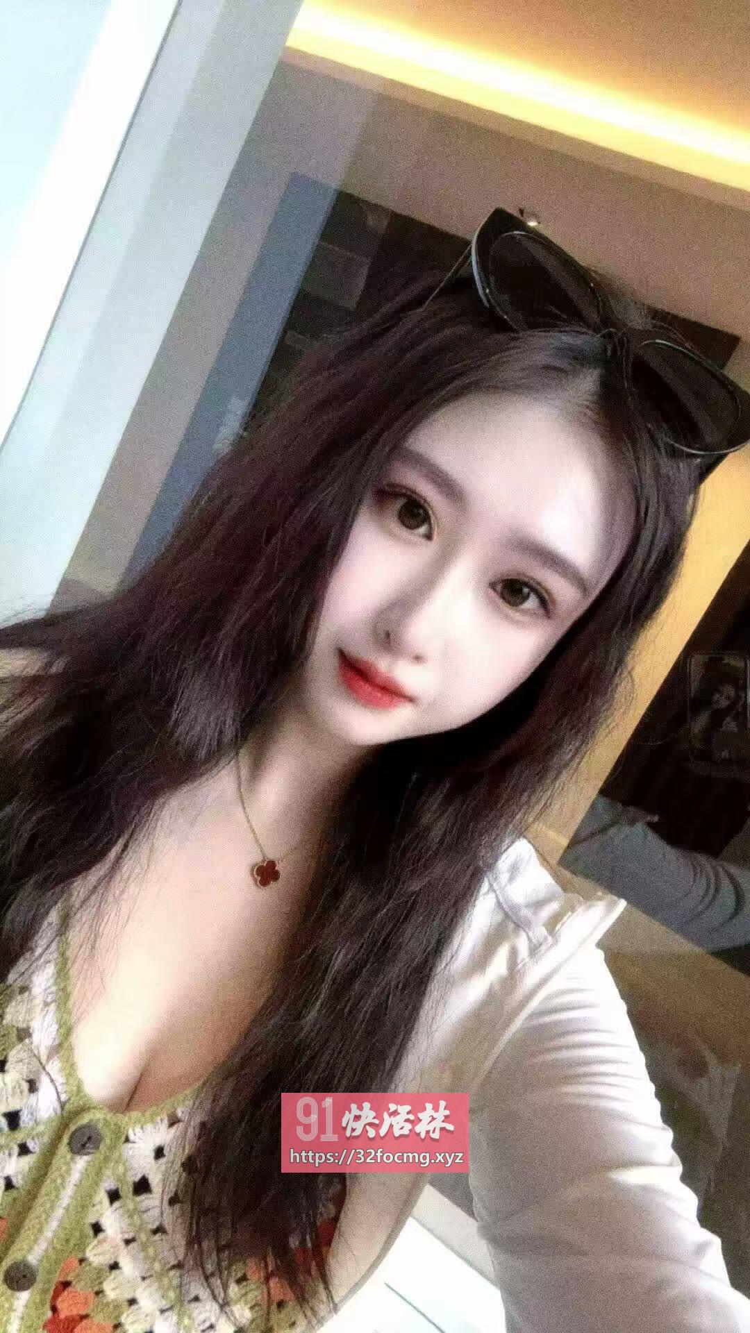 高挑爆乳琪格格