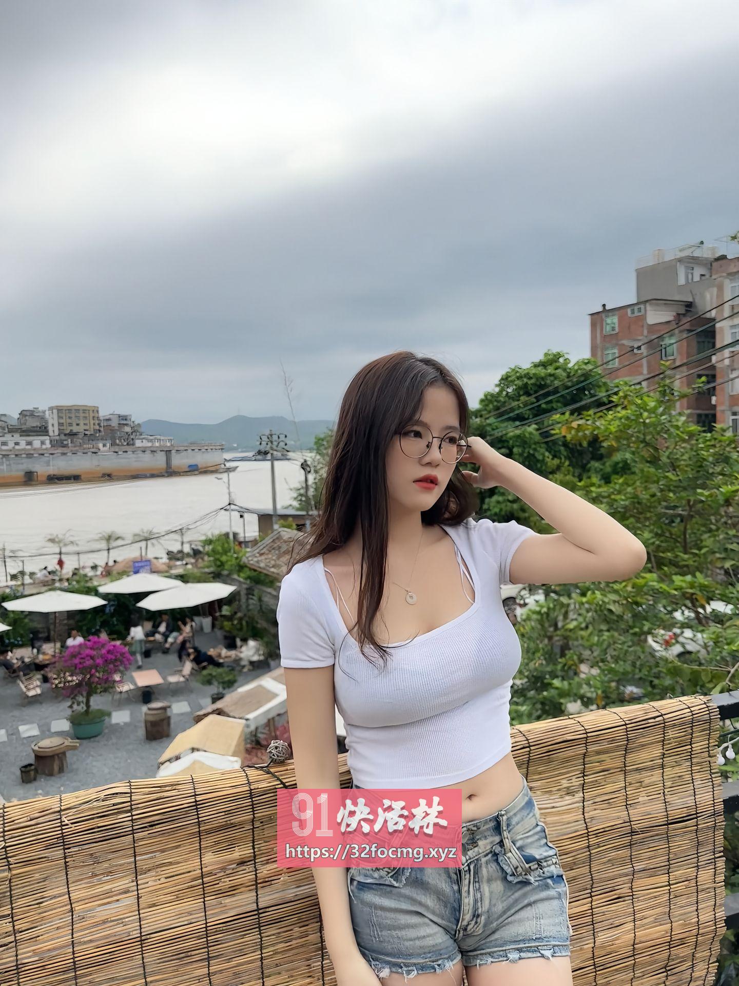 眼镜反差妹舔遍全身