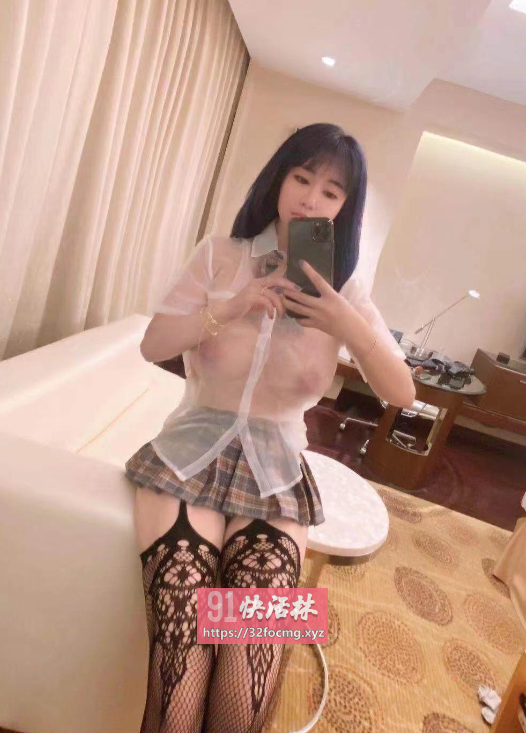 暴力摧残大胸小琪的嫩逼，强力撞击