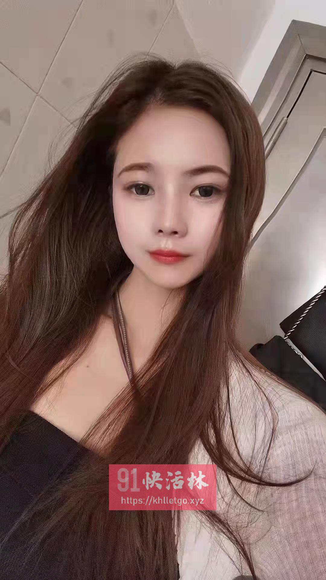 红山地铁站00后小妹妹