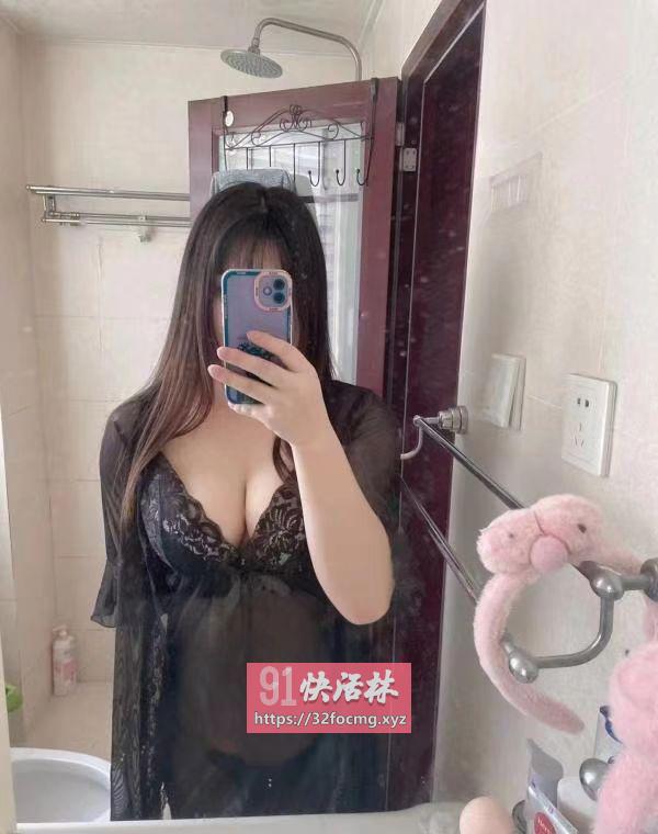 身材火辣的一个小姐姐