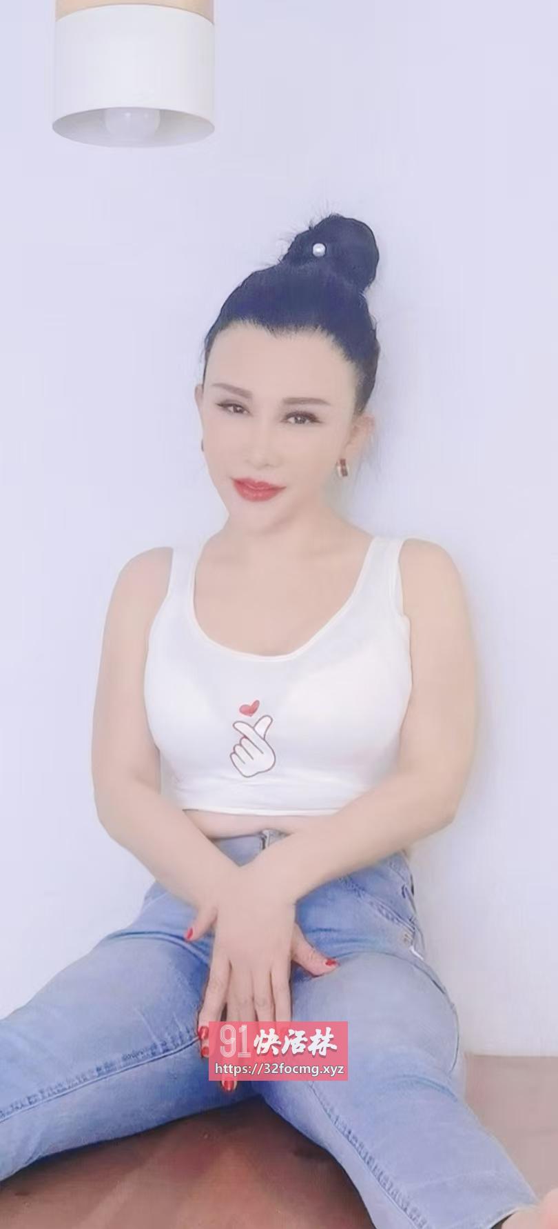 铁西丰满型骚女，看着很饥渴