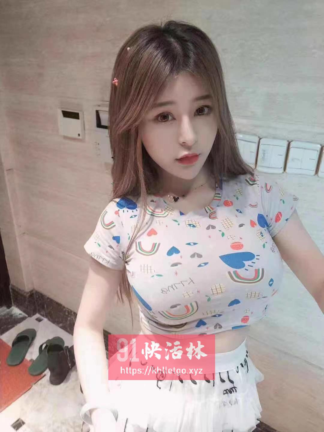 高颜值爆乳妹子