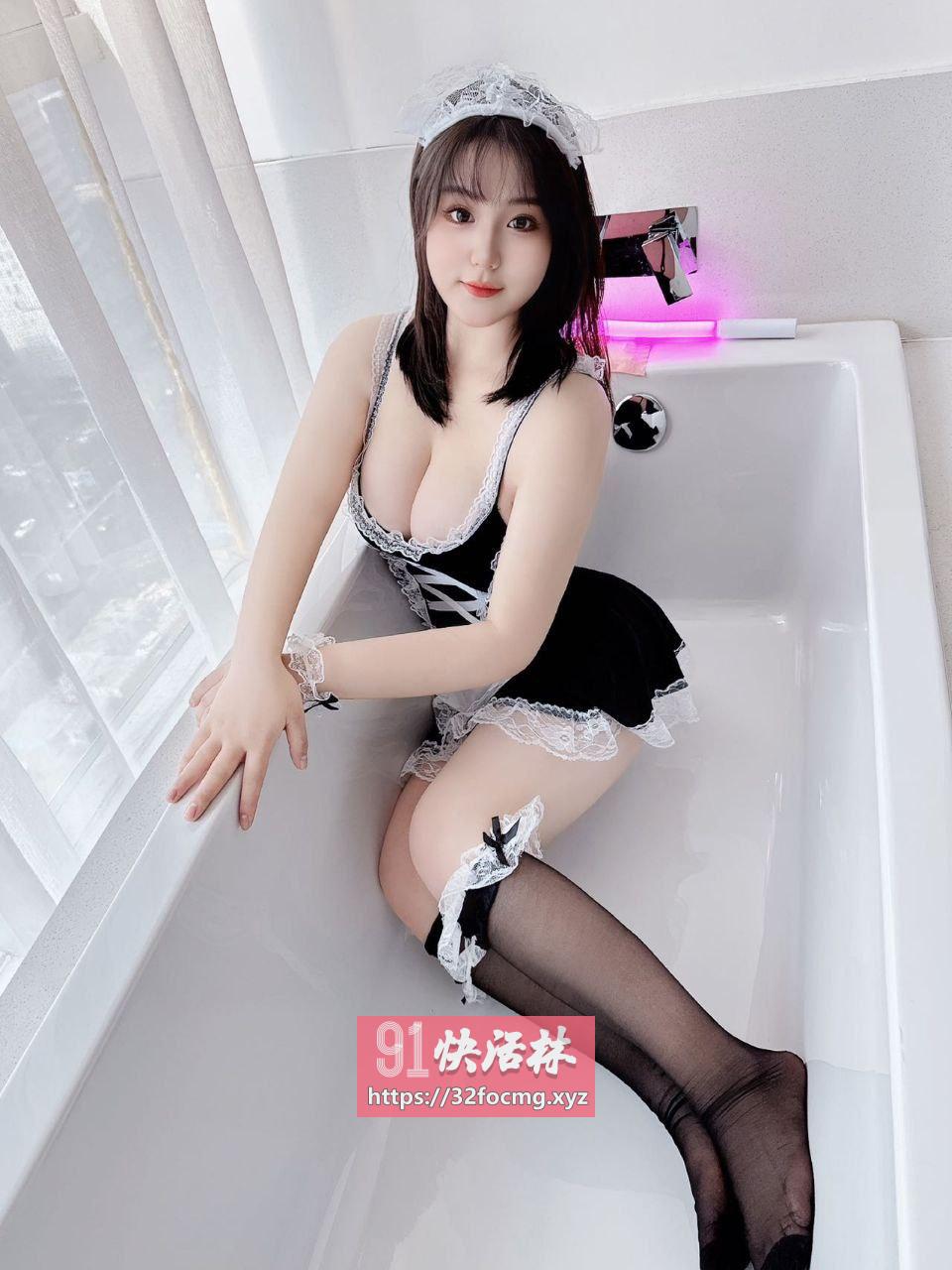 玩的很开的大奶妹