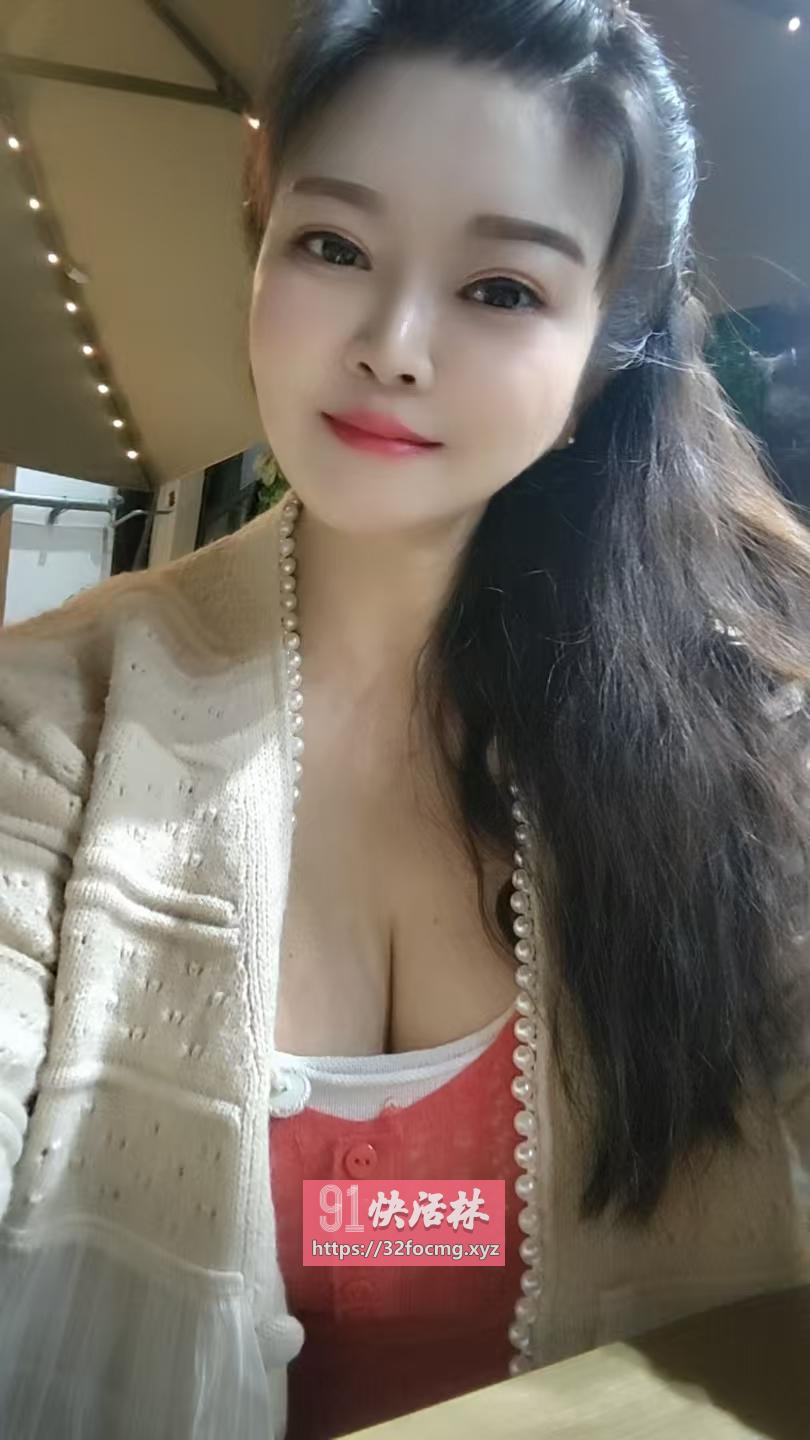 白嫩可爱小姐姐可以直接提着干