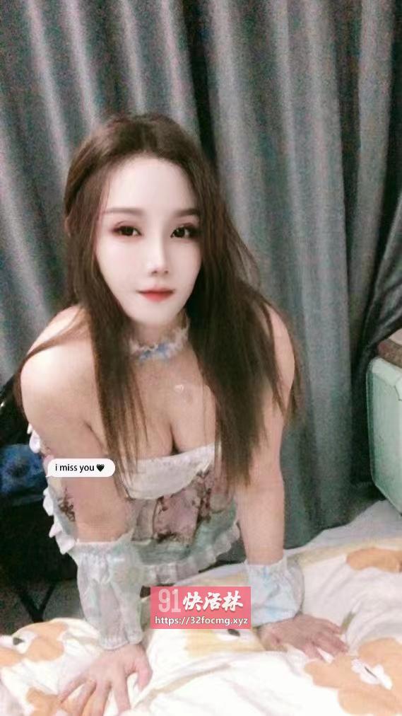 皮肤白的骚翘臀妹子