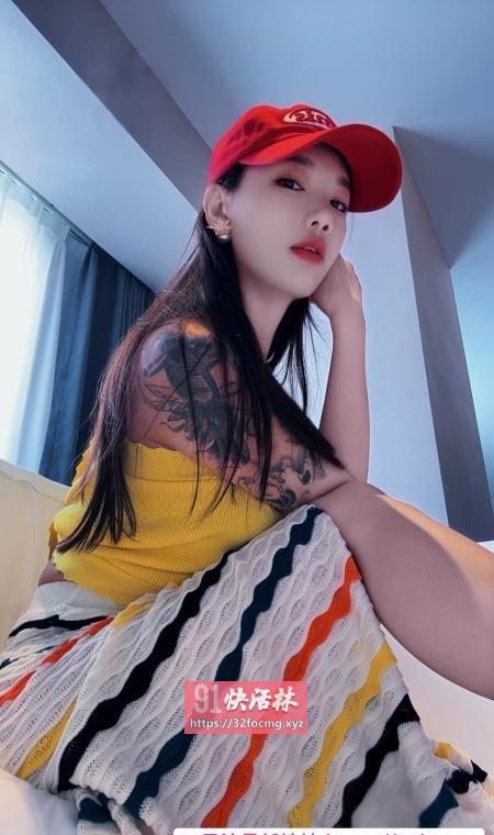 纹身大波性感美女