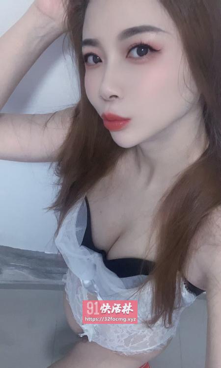 性感长腿蜜桃臀骚女小雅
