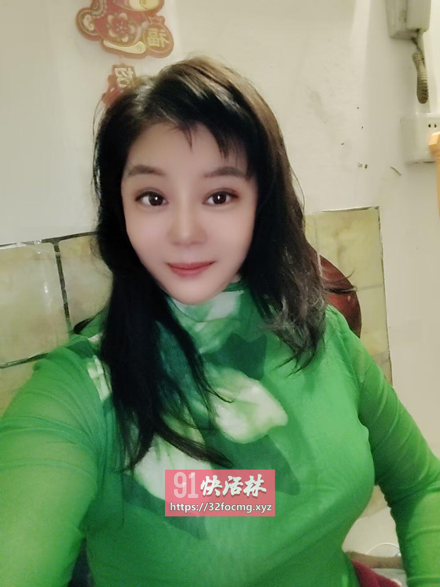 龙湖喷潮大奶黑丝御姐