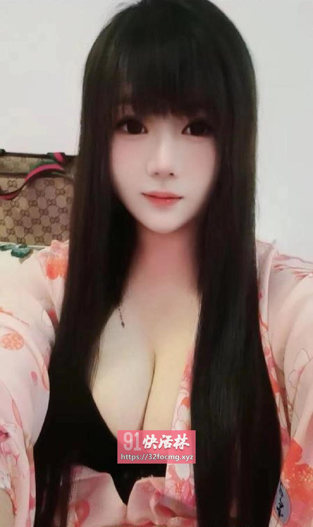 前凸后翘火辣嫩妹