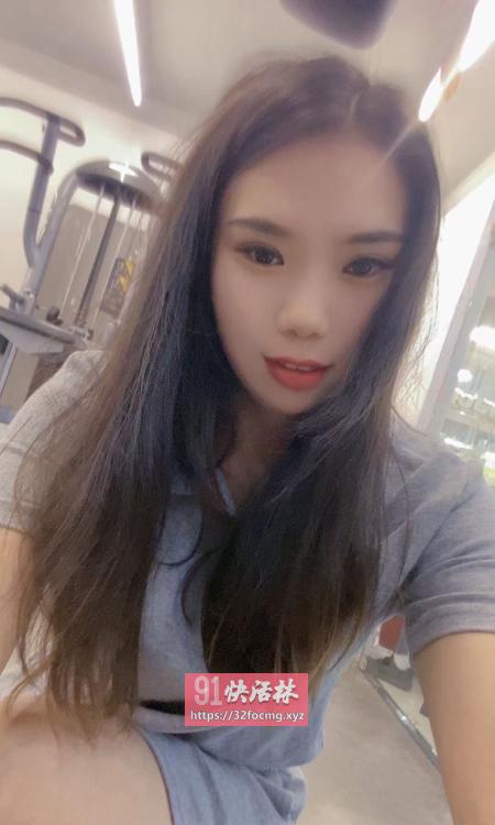 年轻肤白貌美很饱满身材纤细