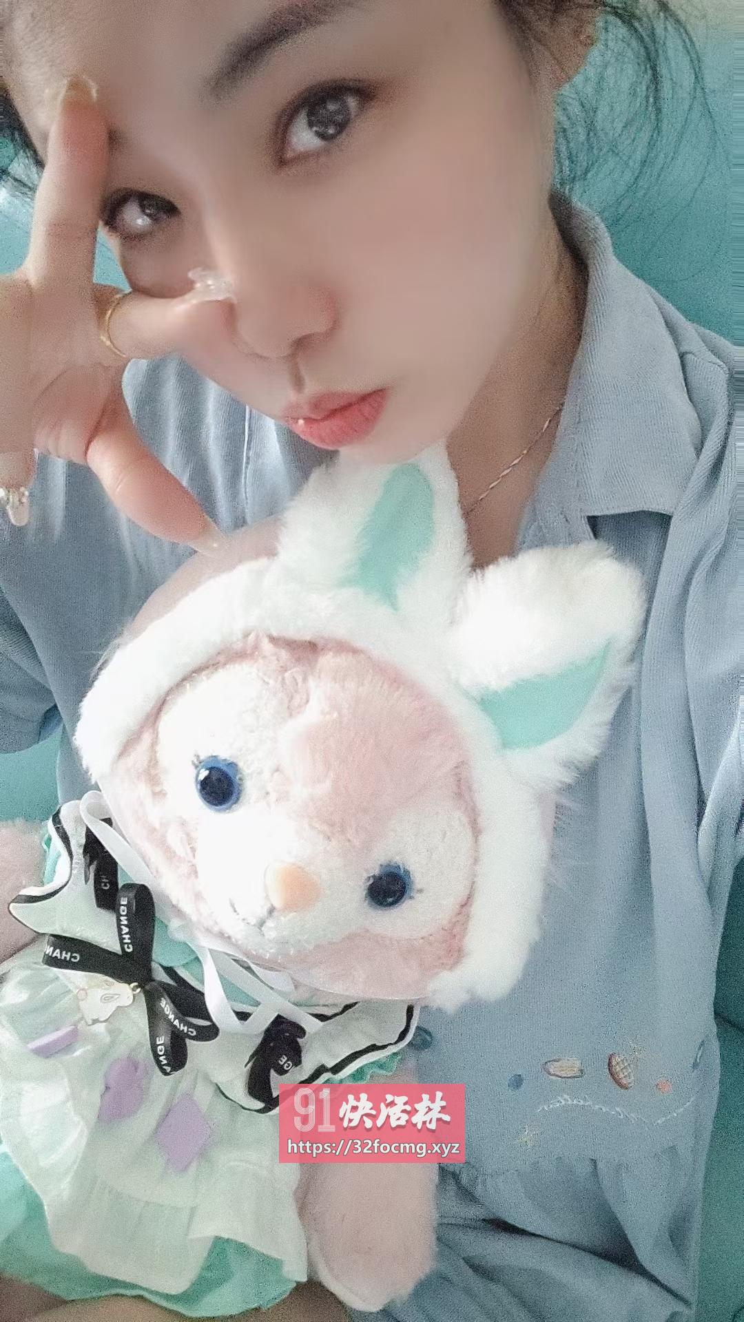 能蛇吻能69的美妇