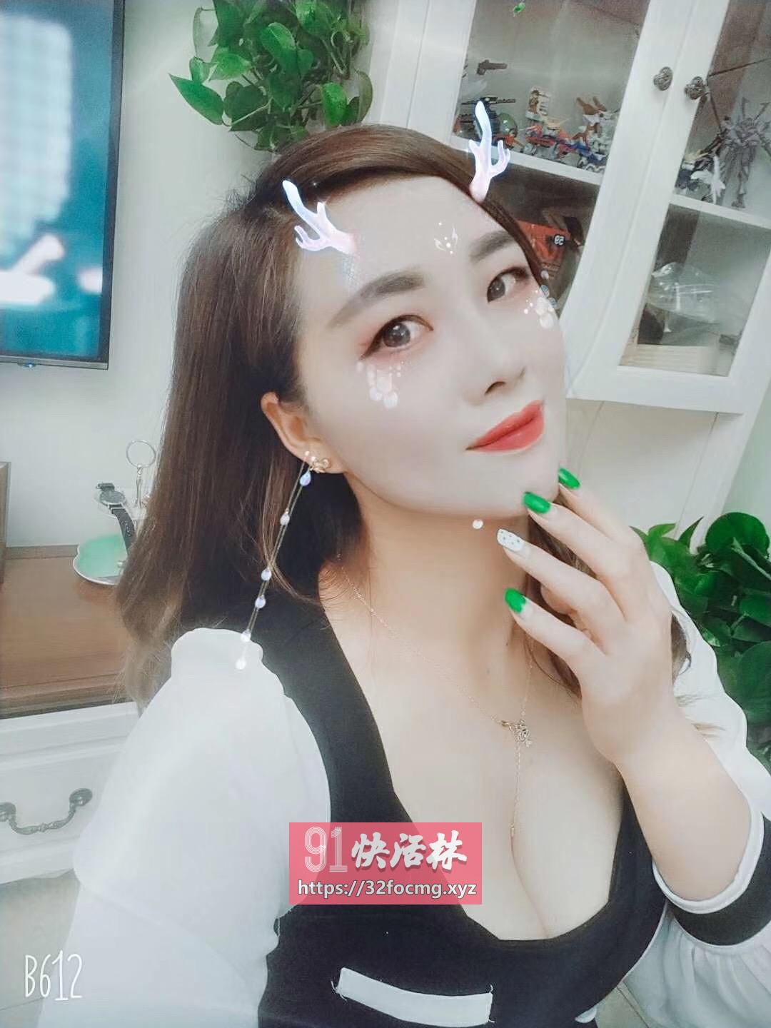 粉逼大奶水多小姐姐