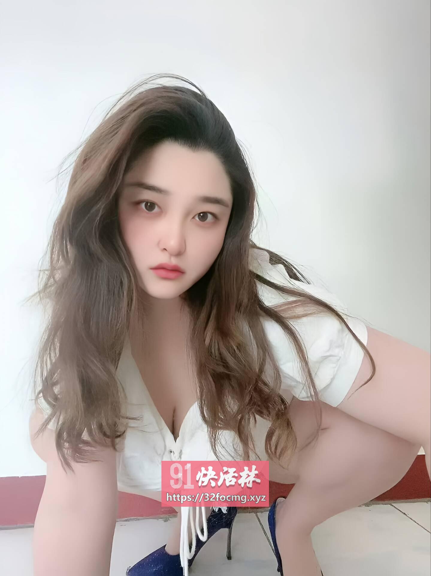 翘臀巨乳雪雪少妇